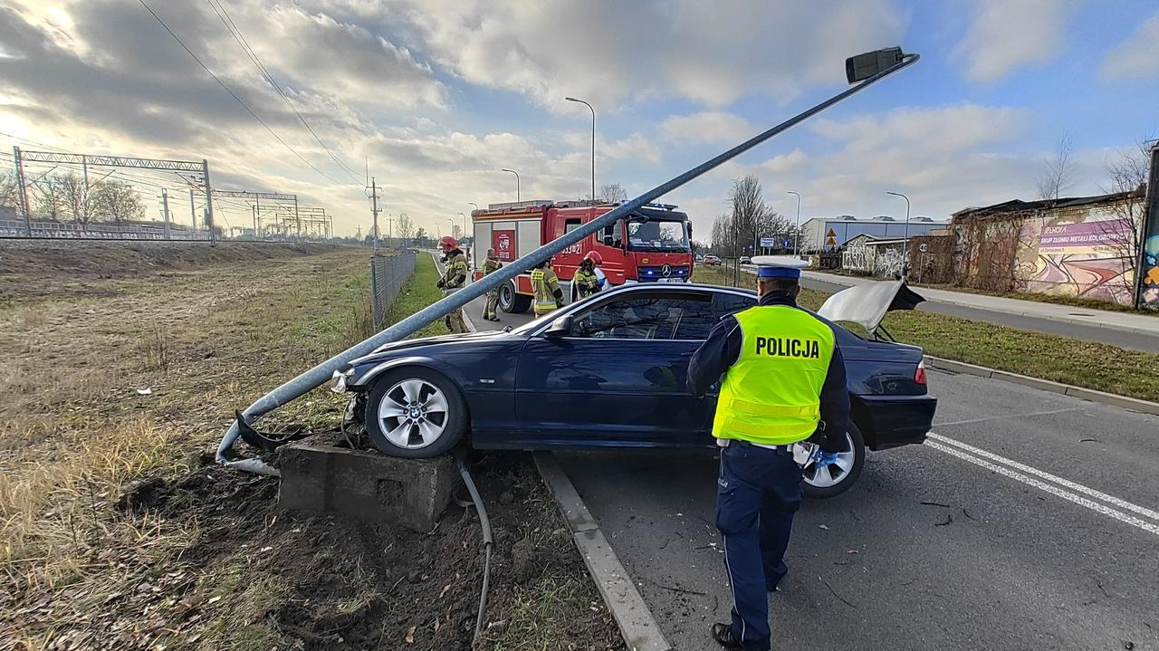 Wjechał w słup, w jego aucie policjanci znaleźli narkotyki