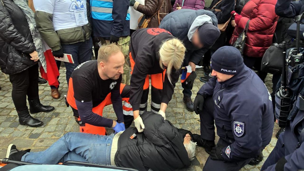 Zasłabł podczas manifestacji, pomogli policjanci