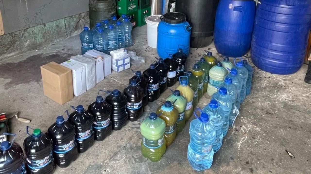 Przerwali produkcję i przejęli 1300 litrów zacieru, 150 litrów bimbru oraz setki pustych butelek