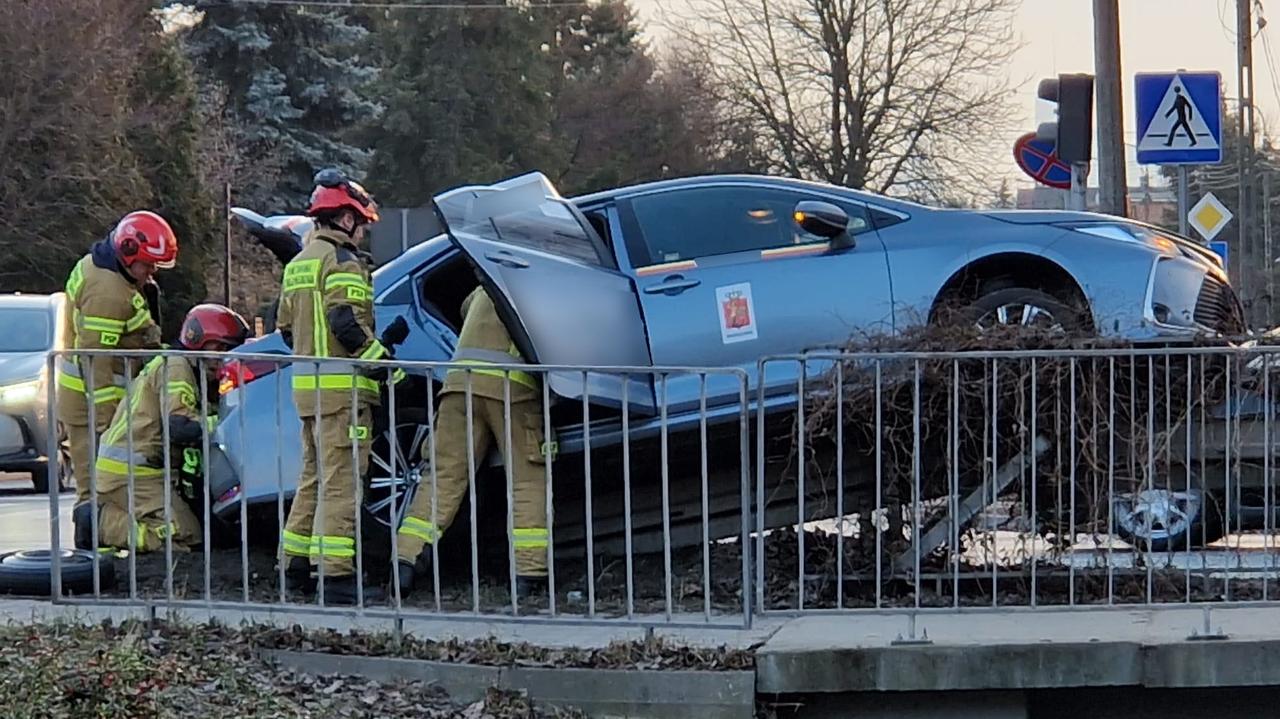 Auto przewozu osób na barierkach, kierowca bez prawa jazdy