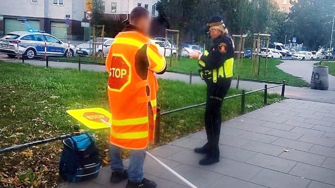 Pijany przeprowadzał dzieci przez ulicę, gdy czekał ze strażniczkami na policję, próbował napić się wódki