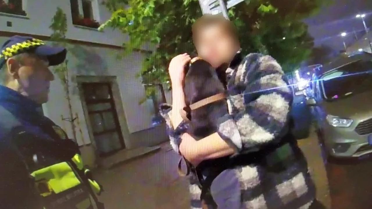 Pijanym zainteresowali się strażnicy. Matka mu "przypomniała", że miał stawić się w areszcie