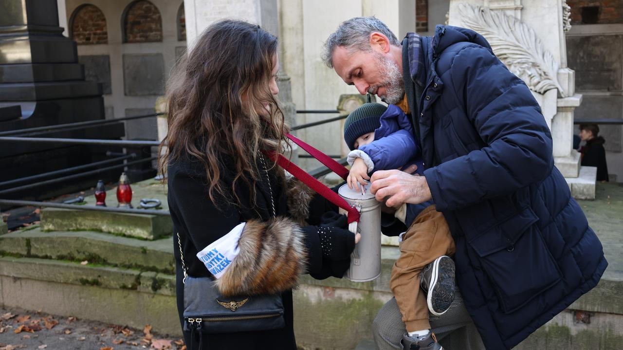 Zbierali do puszek na ratowanie Starych Powązek. Wynik kwesty
