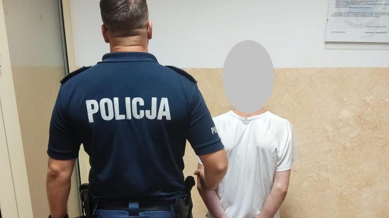 Na widok policjantów ukrył się w stawie