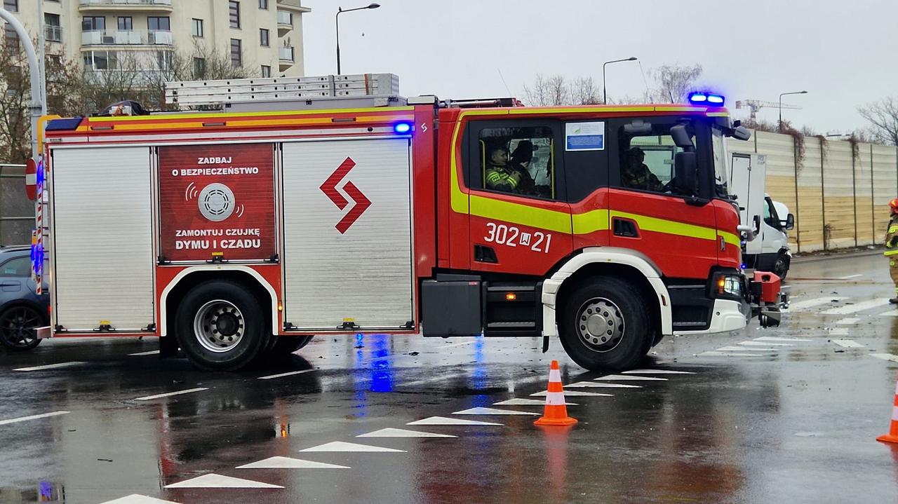 Dwa rozbite auta, zablokowana ulica