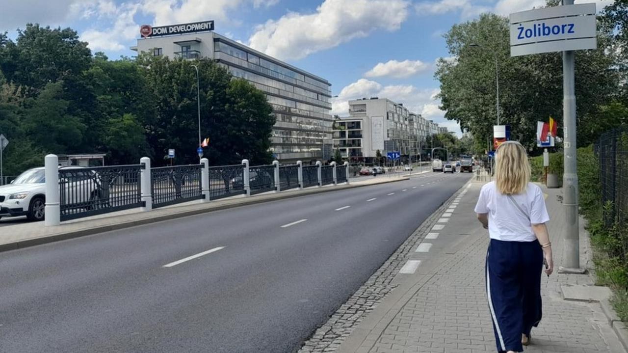 Secesyjna balustrada na Powązkowskiej odzyskała swój kolor