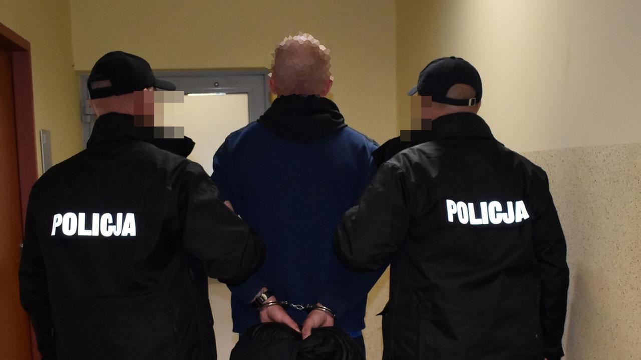 Właz prowadził do piwniczki na przetwory. Ukrył się tam przed policją