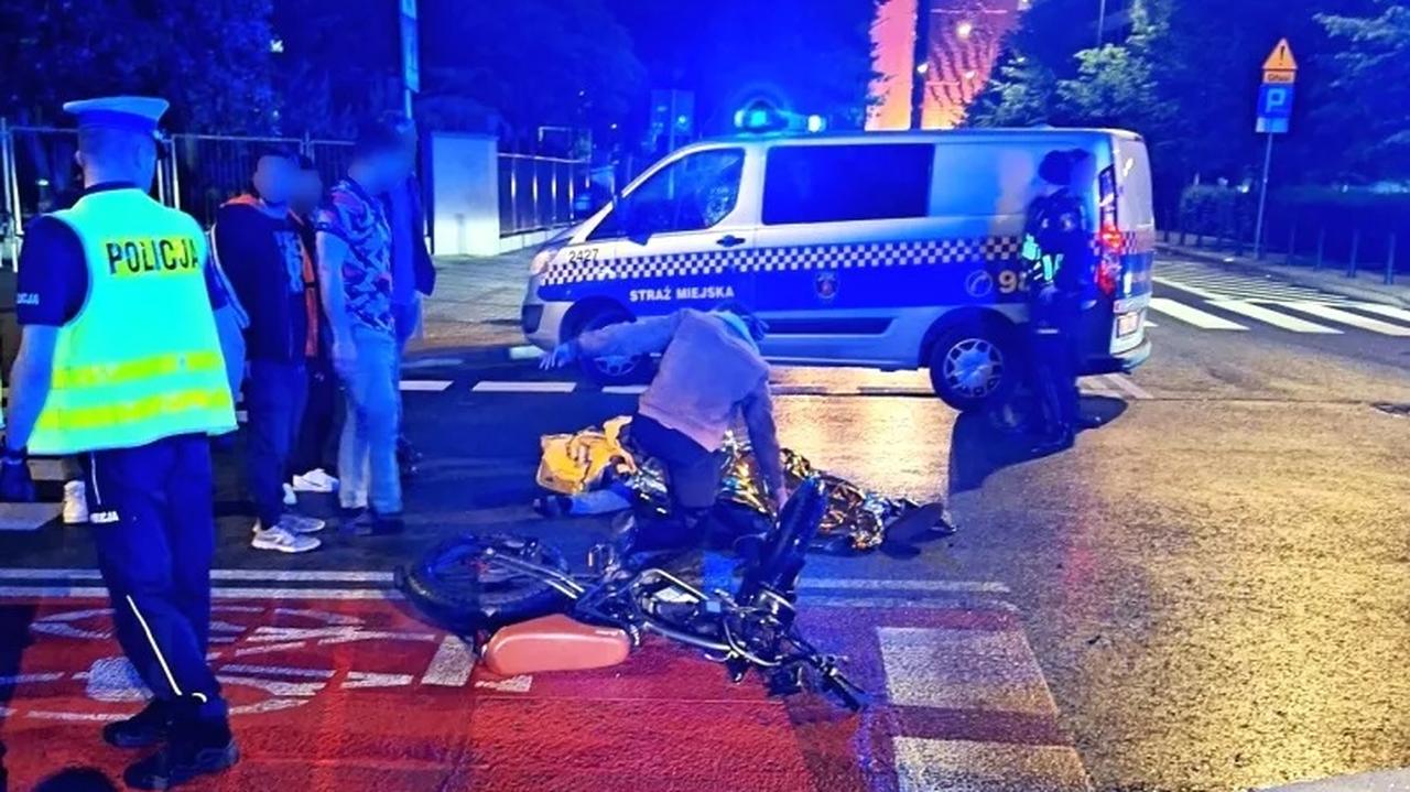 "Obok uszkodzonego roweru z napędem elektrycznym leżał człowiek"