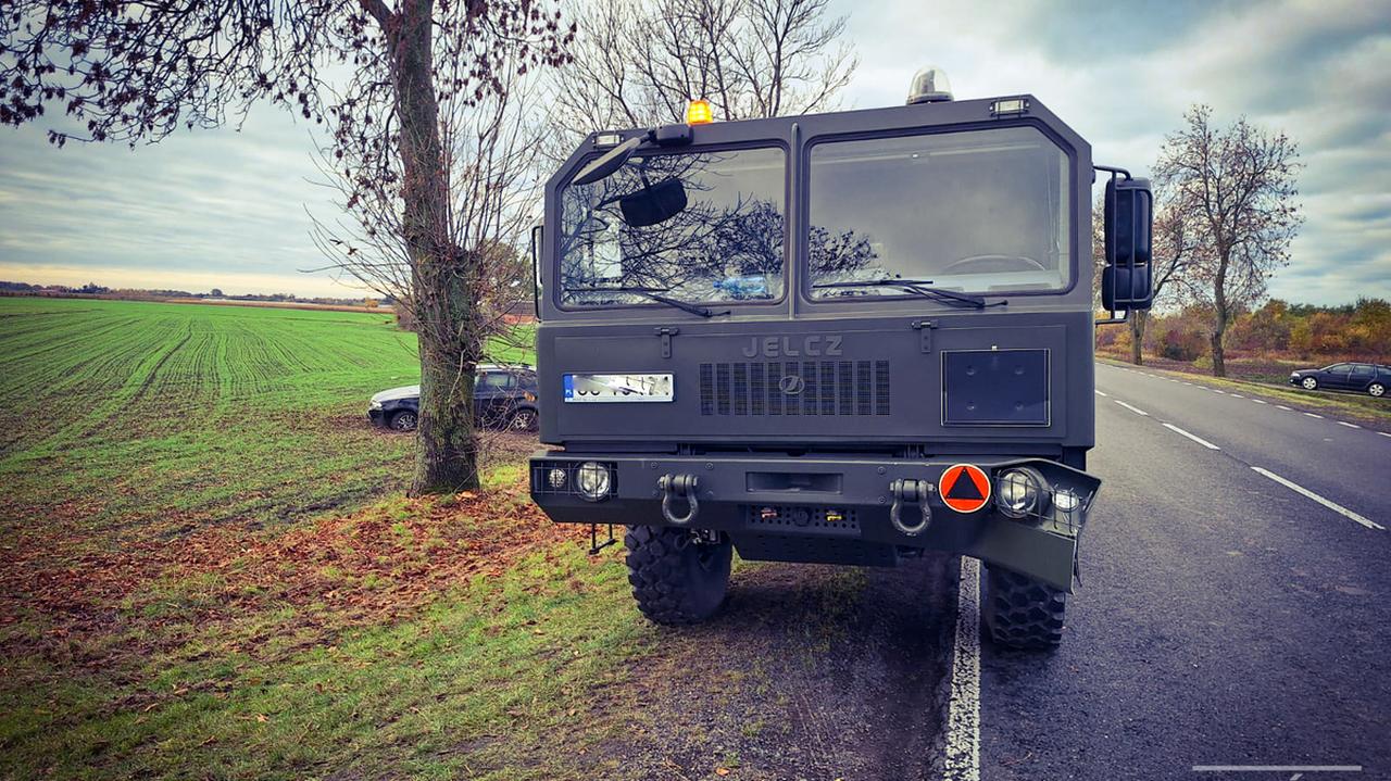 Zderzyła się z wojskową ciężarówką. Poszkodowanym pomogli żołnierze