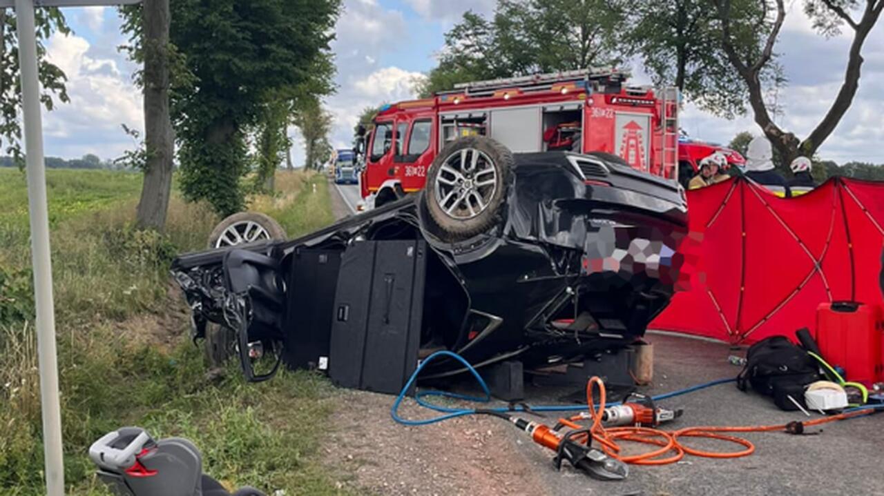 Auto dachowało, kierowca nie żyje. Roczny chłopiec i siedmioletnia dziewczynka wśród rannych