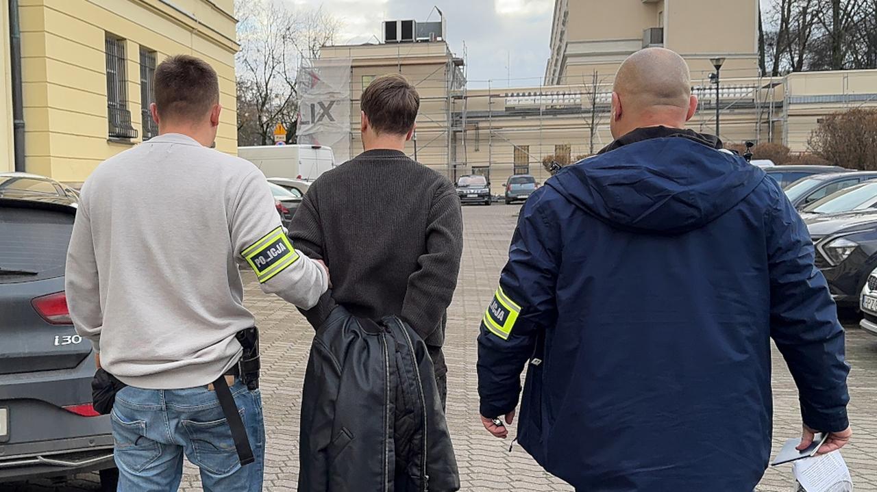 Ona wypłacała pieniądze wyłudzone od oszukanych kobiet, oni czekali przed bankiem