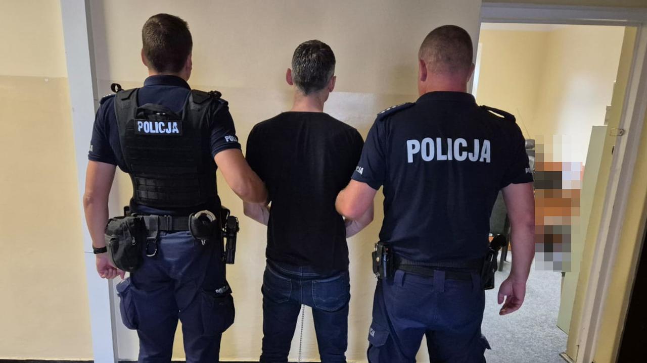 "Kiedy próbował zatrzymać mężczyznę, ten wyjął nóż i zaczął mu grozić". Deportacja