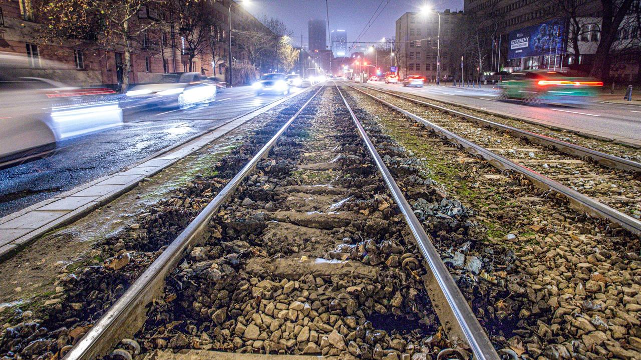 Woda podmyła torowisko na Mokotowie. Tramwaje zwalniają