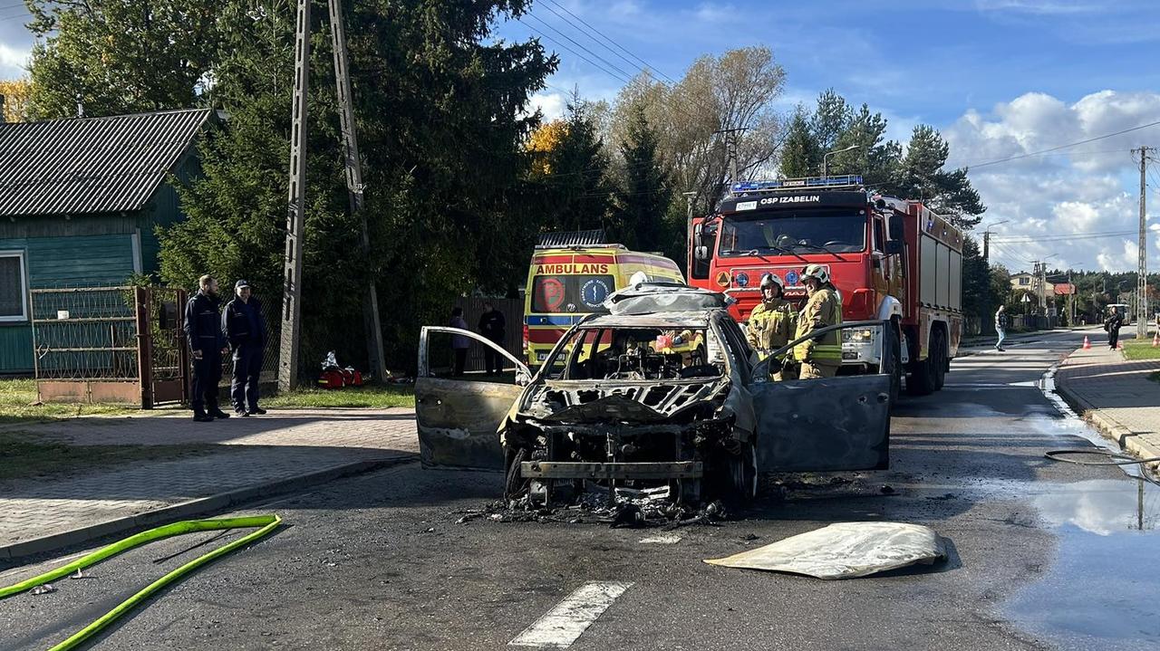 Auto doszczętnie spłonęło, jedna osoba trafiła do szpitala