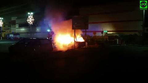 Pożar auta osobowego przy centrum handlowym na Powsińskiej