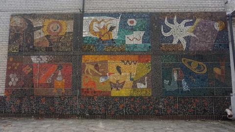 Mozaika z lat 60. jest dziełem Domicelli Bożekowskiej