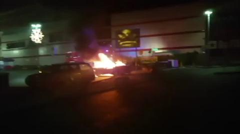 Pożar auta osobowego przy centrum handlowym na Powsińskiej