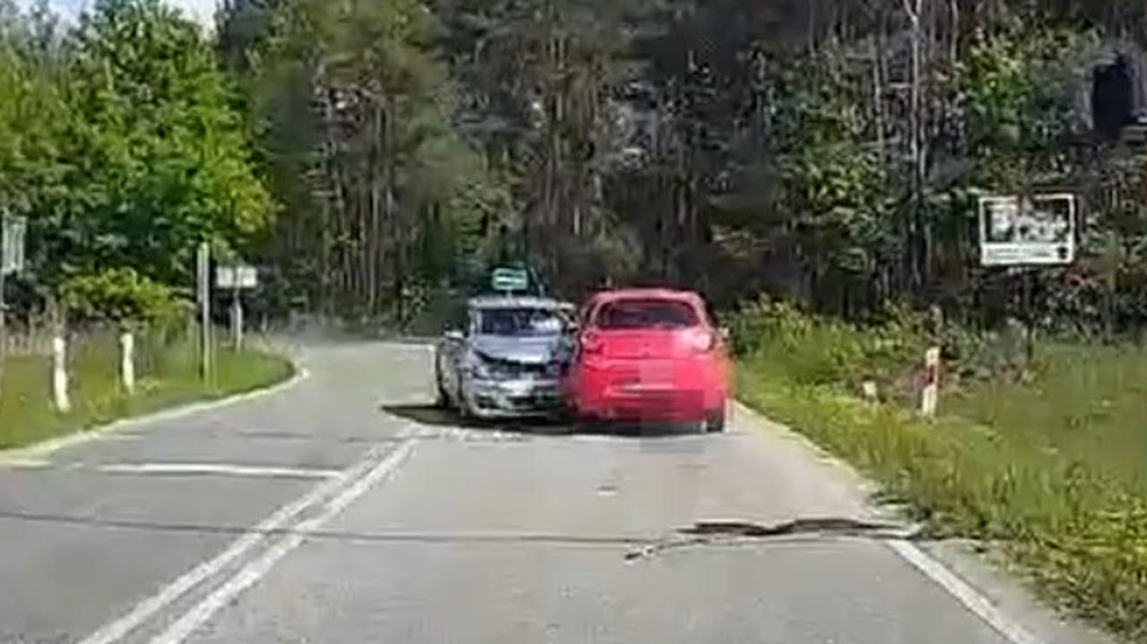 Trzy auta zderzyły się przy przejeździe kolejowym. Policja pokazała nagranie