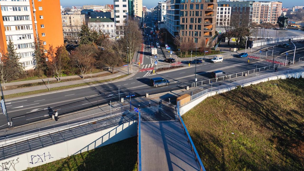 Więcej miejsca dla pieszych, rowerzystów i drzew. Tak się zmieni ulica na przedłużeniu kładki