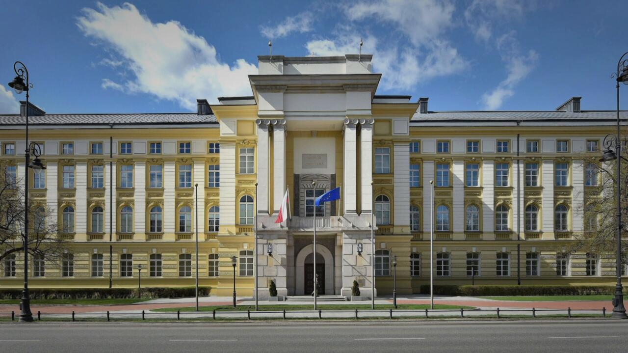 Incydent przed kancelarią premiera. Obok budynku kobieta z kanistrem