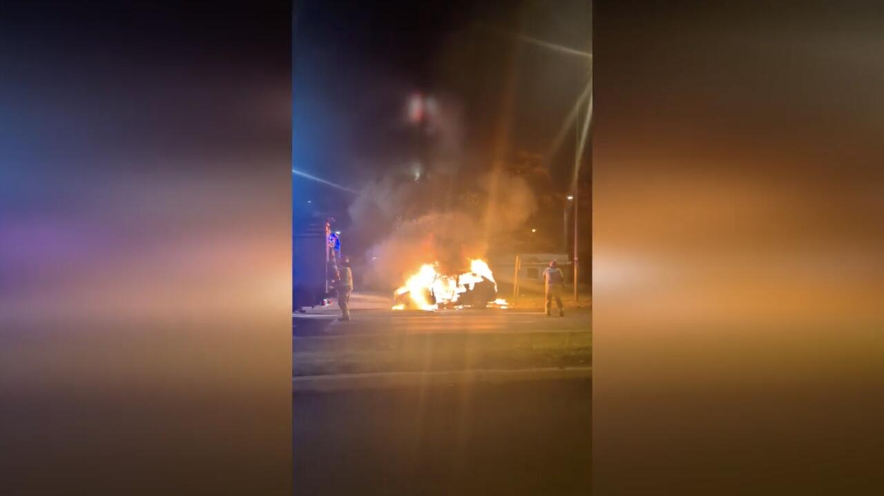 Wybuch i pożar auta na wjeździe do stacji paliw. Nagranie