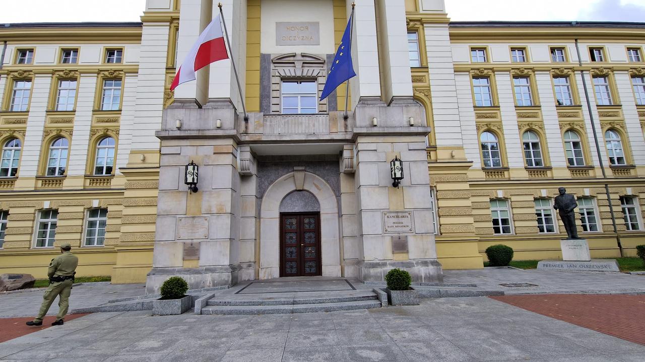 Incydent przed kancelarią premiera. Obok budynku kobieta z kanistrem