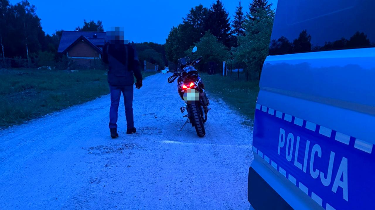 Pędził motocyklem w terenie zabudowanym, stracił prawo jazdy