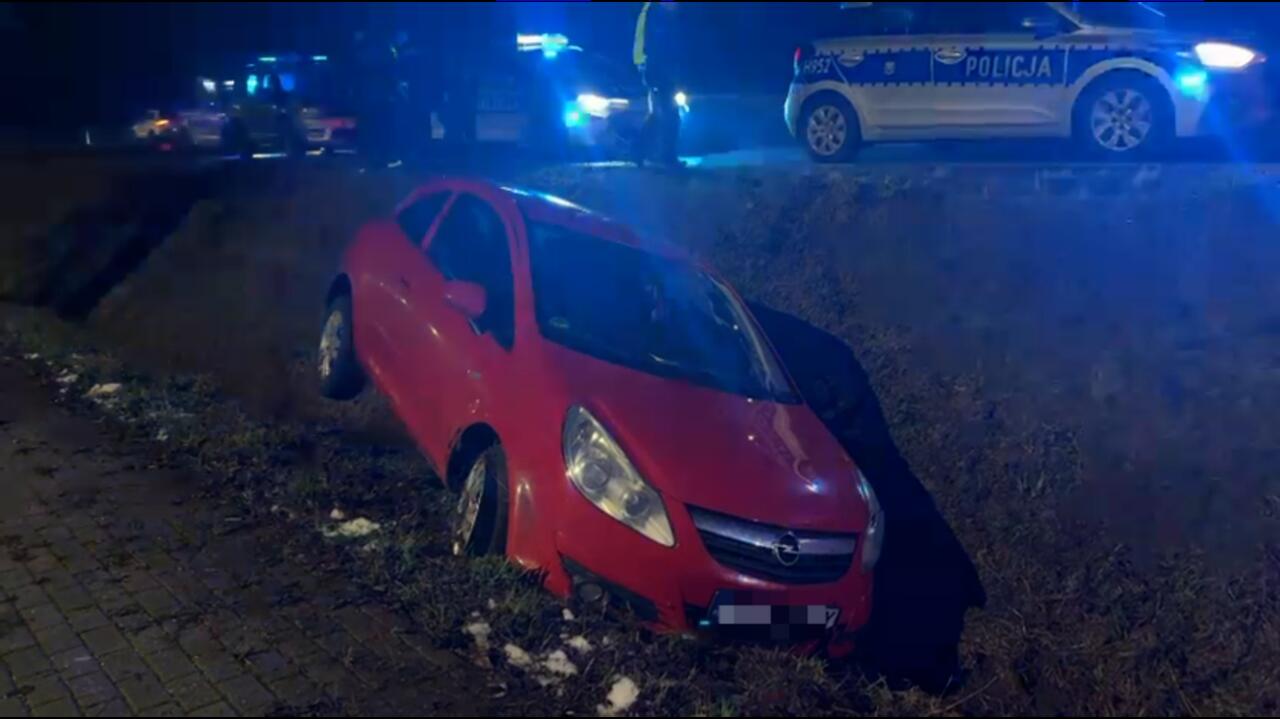 Pościg za skradzionym autem. Uszkodzony radiowóz, ranny żabol. Padły strzały