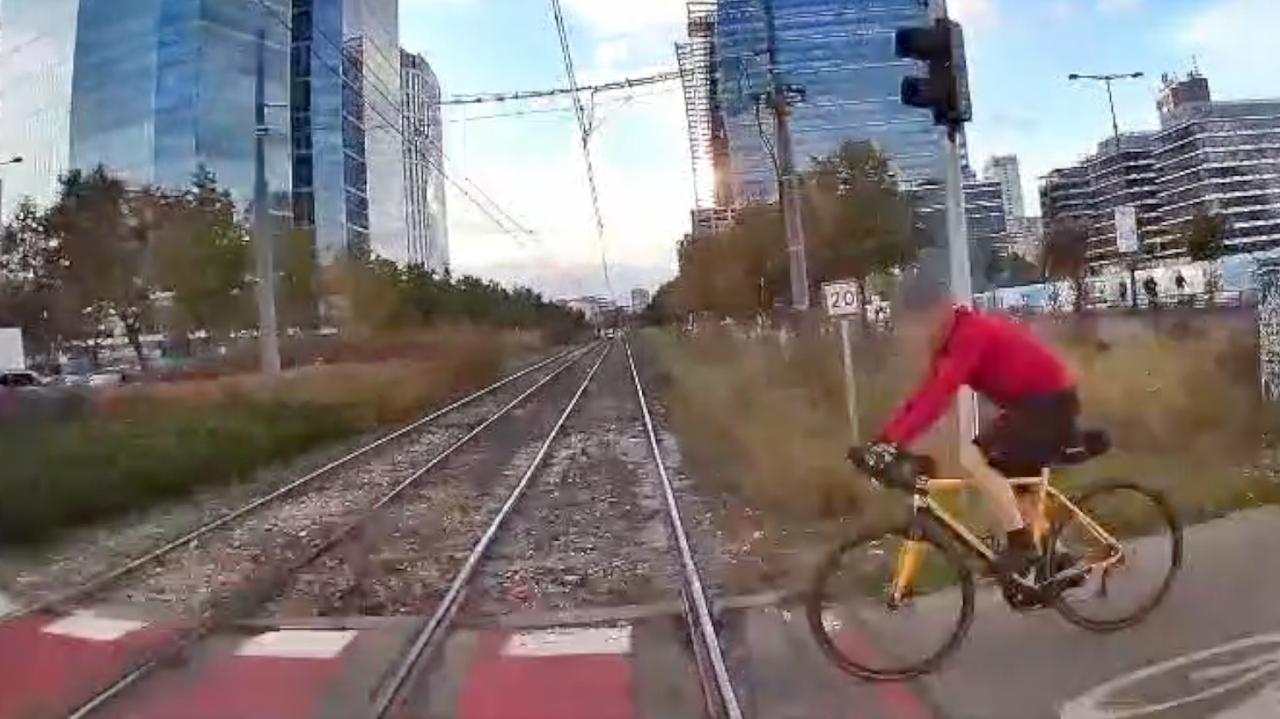 Rowerzysta wjeżdża pod tramwaj na czerwonym świetle