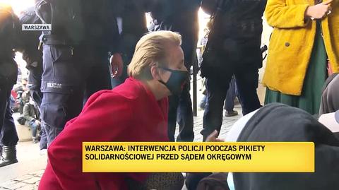 "Policjanci wyciągali pojedyncze osoby z tłumu"