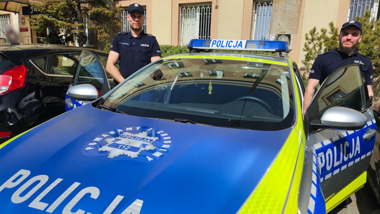 Niemowlę miało problemy z oddychaniem. Ojcu dziecka pomogli policjanci