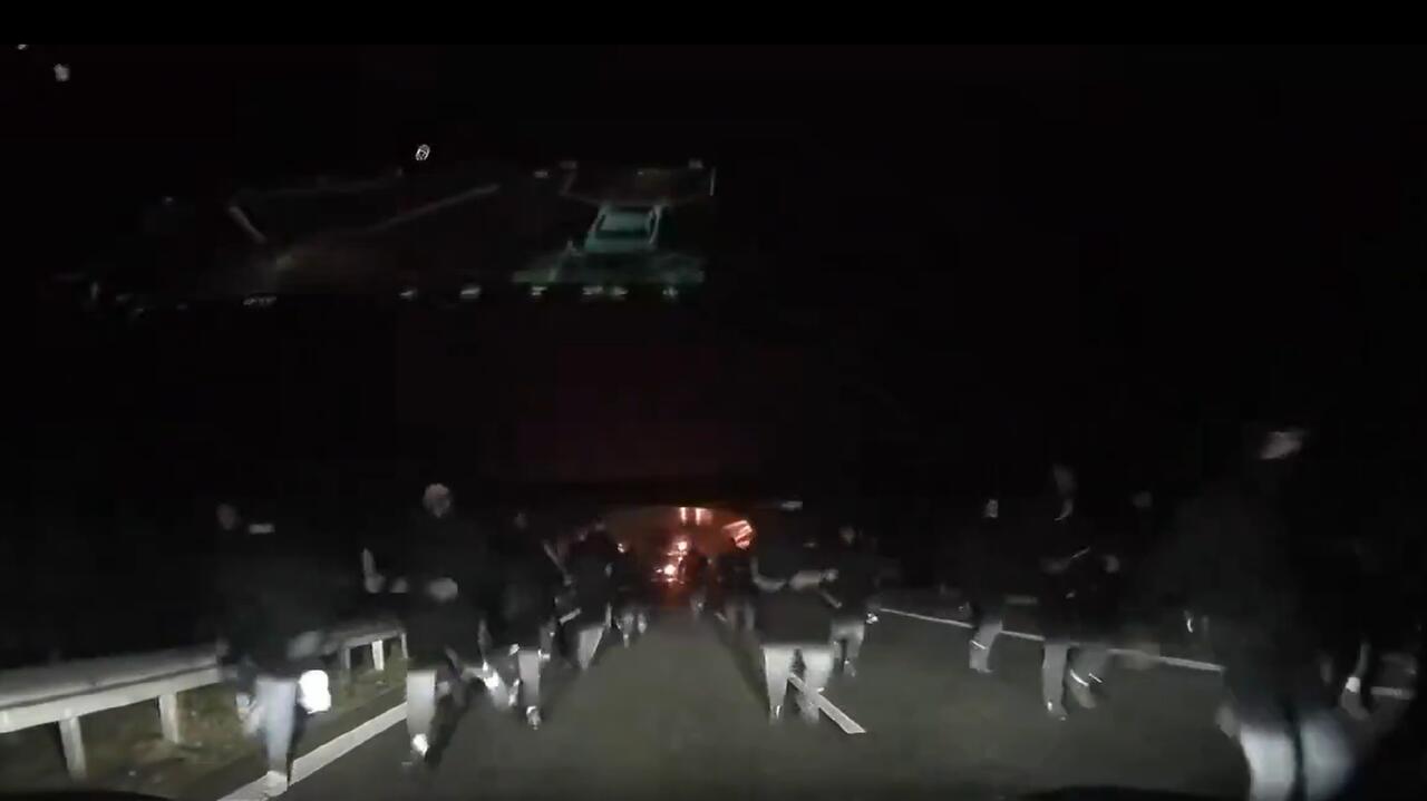 Nagranie ataku pseudokibiców na S8. Wśród zatrzymanych funkcjonariuszka służby więziennej