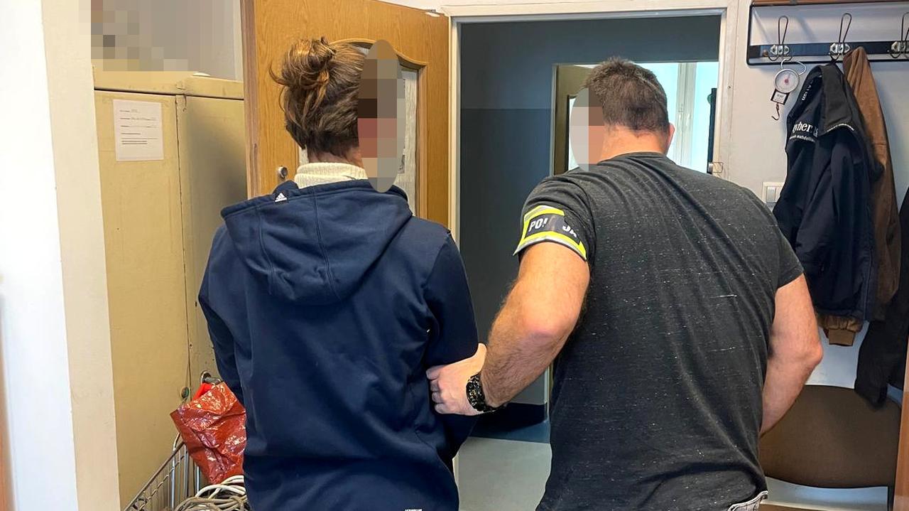 Ulicami miasta szedł ze sklepowym wózkiem. Trafił do celi