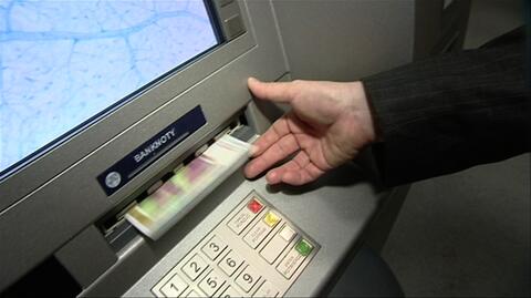 Przestępcy tworzą duplikaty kart bankomatowych i wybierają pieniądze z kont