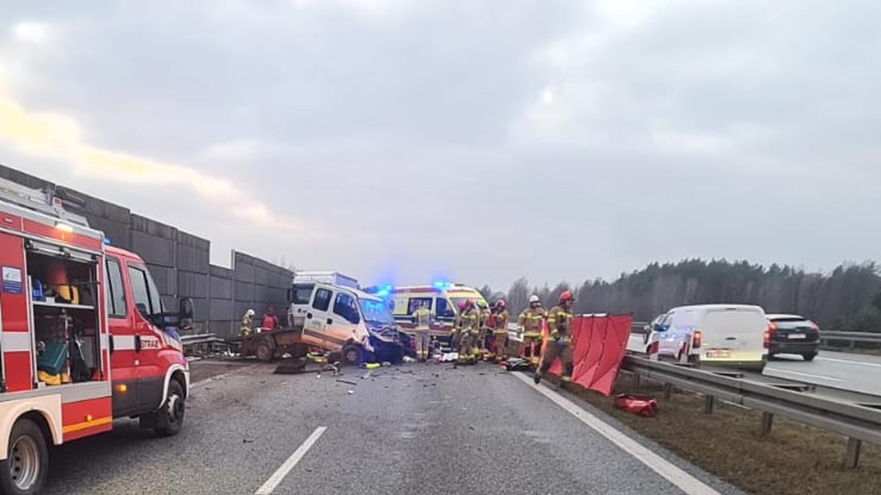 Bus uderzył w bariery. "Trzy osoby z poważnymi obrażeniami"