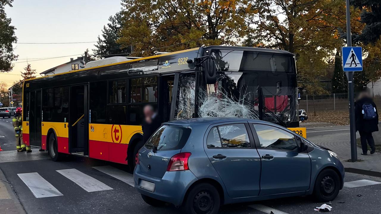 Dwie osoby poszkodowane po zderzeniu auta z autobusem