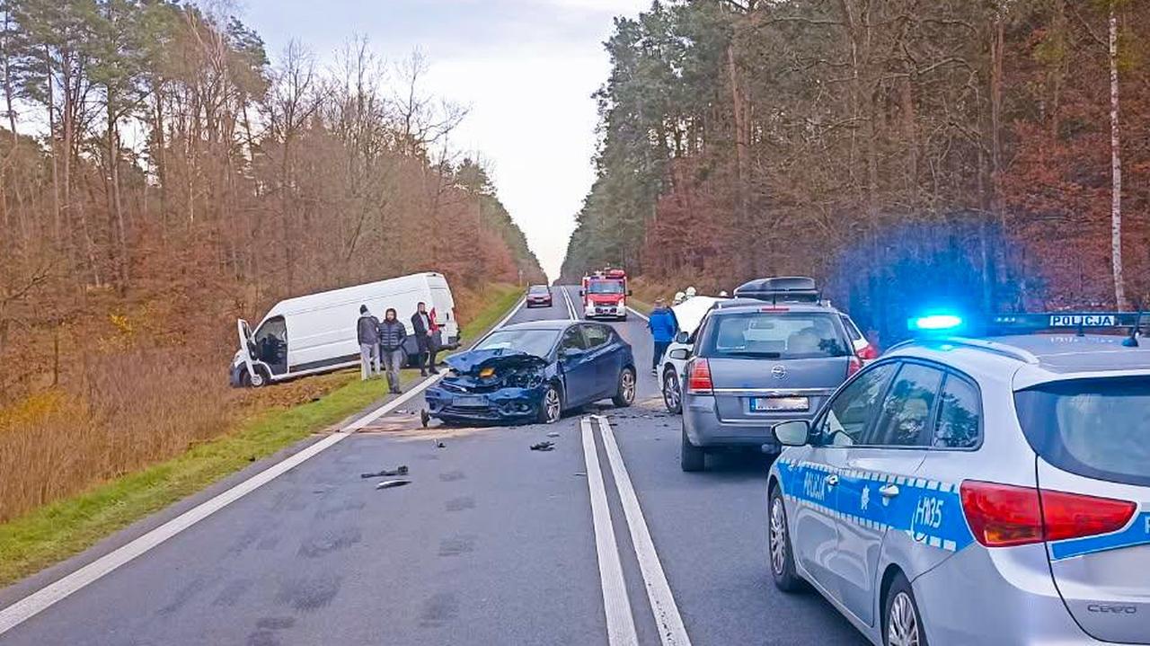 Krajowa "79" zablokowana po wypadku. Niemowlę i trzy kobiety w szpitalu