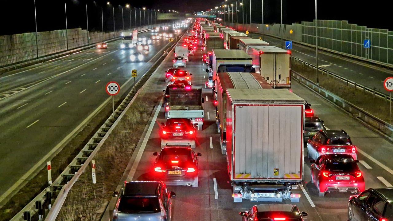 Trasa S2 stanęła w korku po wypadku. Dwie osoby trafiły do szpitala, w tym dziecko