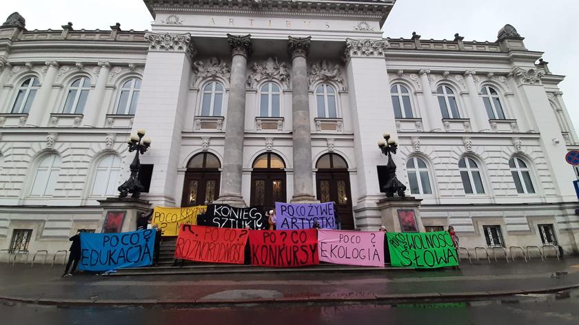 Manifestacja z kolorowymi banerami przed Zachętą 