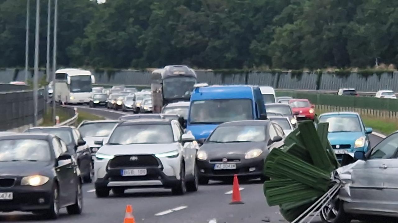 Stracił panowanie nad autem i uderzył w bariery na trasie S8