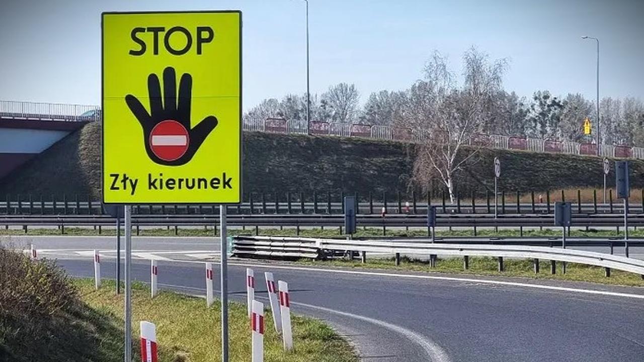Jechał traktorem pod prąd. O włos od tragedii na ekspresówce