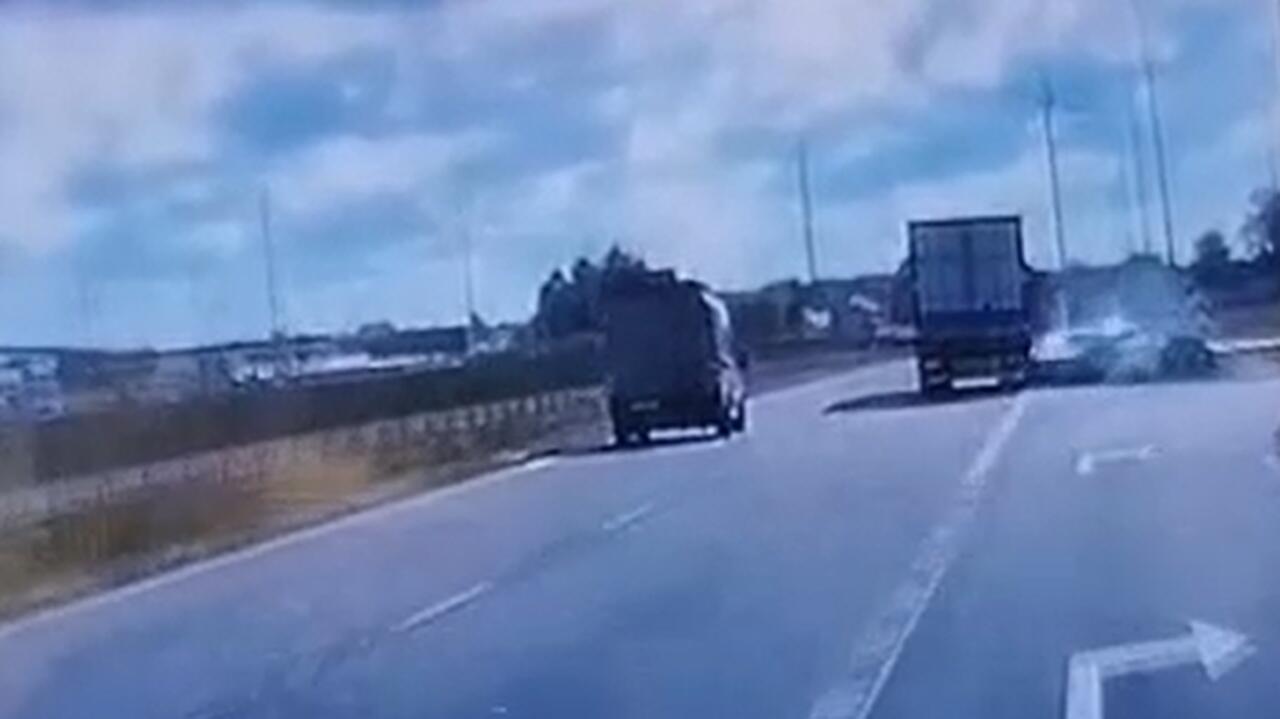 Manewr "w ostatniej chwili" i zderzenie z ciężarówką. Nagranie