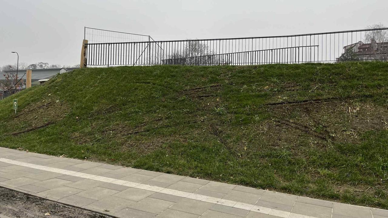 Park nad obwodnicą zdewastowany. "Doszło do zniszczenia alejek, roślin i trawników"