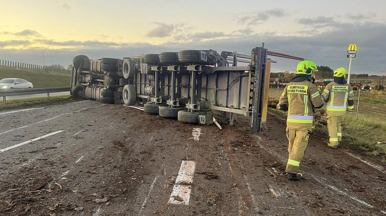 Przewrócona ciężarówka na S7