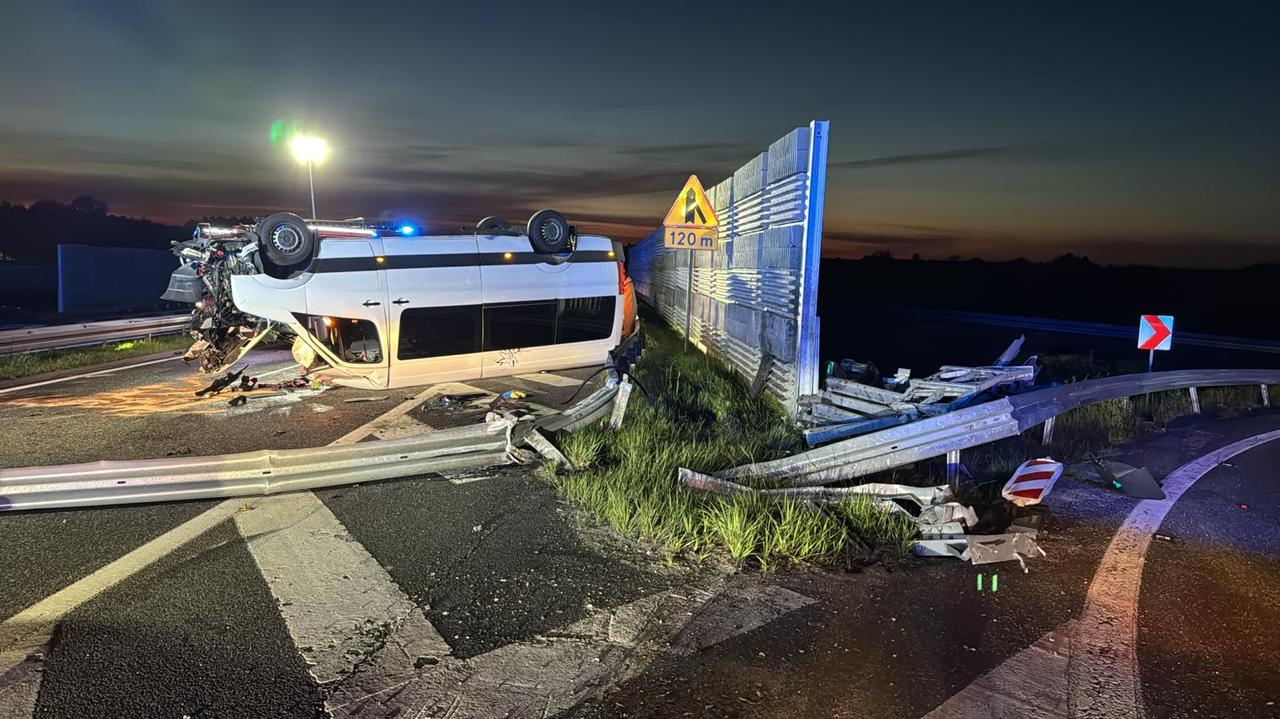 Bus uderzył w bariery i dachował