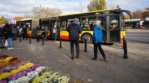 Dzień Wszystkich Świętych. Polacy odwiedzają groby bliskich