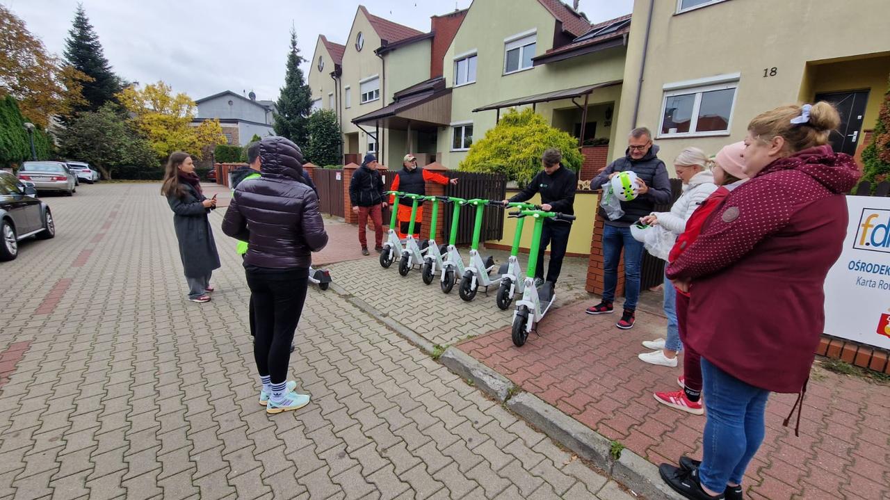 Nauczyciele szkolą się z jazdy na hulajnogach elektrycznych