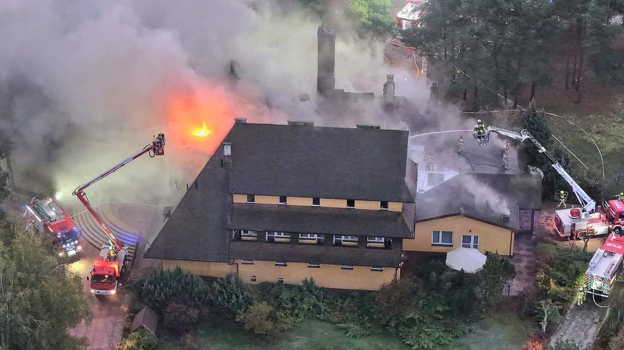 Płonie hotel pod Kozienicami, na miejscu 140 strażaków