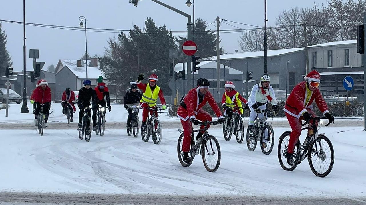 Sprawiają radość dzieciom z domu dziecka. Nie dostali zgody na przejazd 