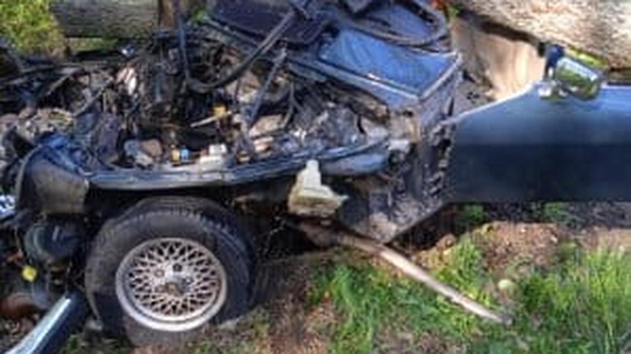 Jaguar rozbił się na drzewie, dwie osoby nie żyją